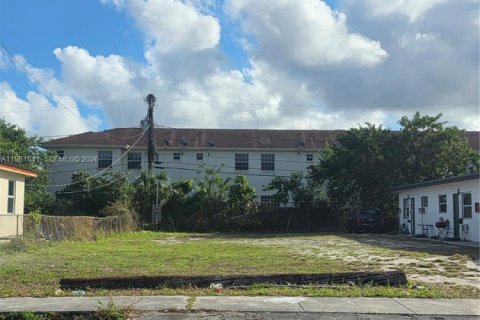 Propiedad comercial en Hallandale Beach, Florida № 2080835