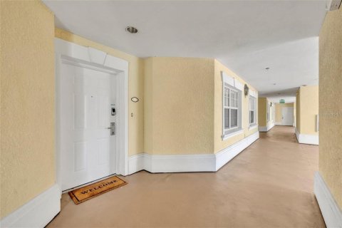 Condo in Four Corners, Florida, 3 bedrooms № 2203392 - photo 2