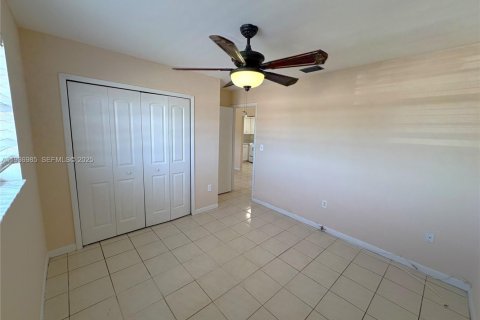 House in Hialeah, Florida 2 bedrooms, 88.26 sq.m. № 1994825 - photo 8