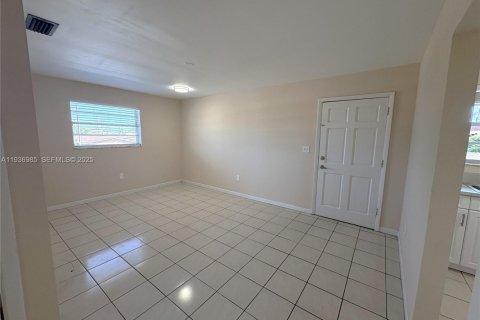 House in Hialeah, Florida 2 bedrooms, 88.26 sq.m. № 1994825 - photo 2