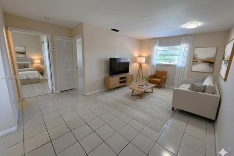 House in Hialeah, Florida 2 bedrooms, 88.26 sq.m. № 1994825 - photo 3