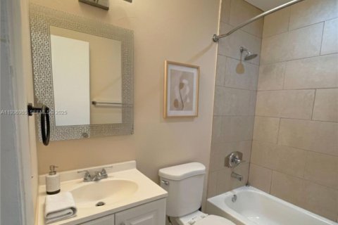 House in Hialeah, Florida 2 bedrooms, 88.26 sq.m. № 1994825 - photo 11