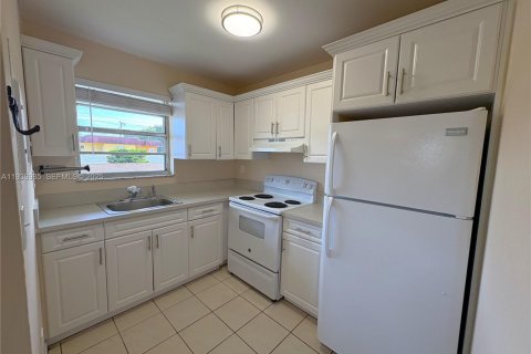 House in Hialeah, Florida 2 bedrooms, 88.26 sq.m. № 1994825 - photo 6