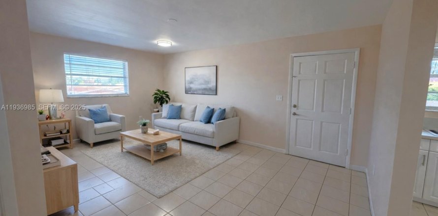 House in Hialeah, Florida 2 bedrooms, 88.26 sq.m. № 1994825