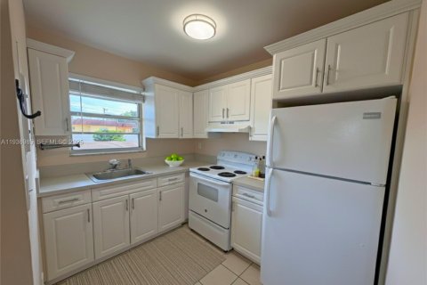 House in Hialeah, Florida 2 bedrooms, 88.26 sq.m. № 1994825 - photo 5