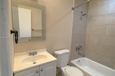 House in Hialeah, Florida 2 bedrooms, 88.26 sq.m. № 1994825 - photo 12