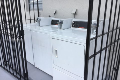 House in Hialeah, Florida 2 bedrooms, 88.26 sq.m. № 1994825 - photo 15