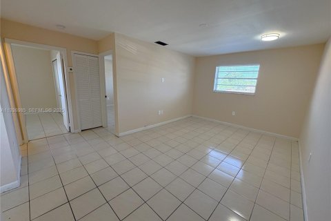 House in Hialeah, Florida 2 bedrooms, 88.26 sq.m. № 1994825 - photo 4