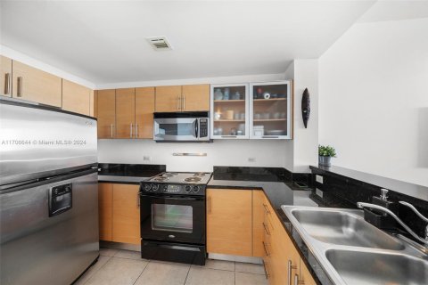 Condo in Miami, Florida, 1 bedroom № 1940593 - photo 17