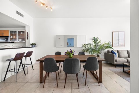 Condo in Miami, Florida, 1 bedroom № 1940593 - photo 9