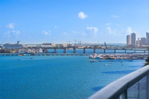 Condo in Miami, Florida, 1 bedroom № 1940593 - photo 1