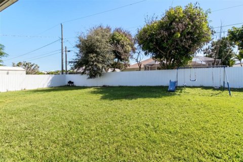House in Saint Lucie, Florida 4 bedrooms, 172.98 sq.m. № 2431742 - photo 10