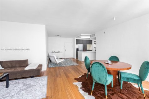 Condo in Miami Beach, Florida, 2 bedrooms  № 1995699 - photo 2