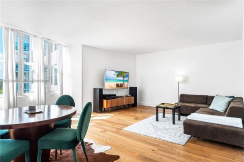 Condo in Miami Beach, Florida, 2 bedrooms  № 1995699 - photo 17