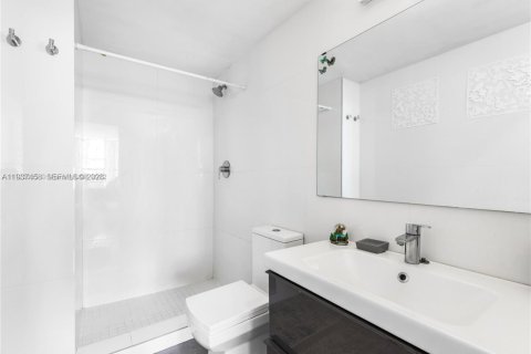 Condo in Miami Beach, Florida, 2 bedrooms  № 1995699 - photo 5