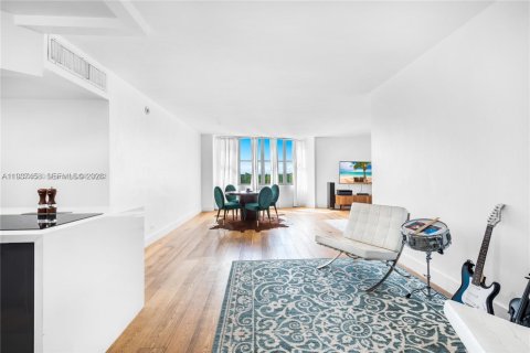 Condo in Miami Beach, Florida, 2 bedrooms  № 1995699 - photo 15