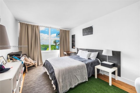 Condo in Miami Beach, Florida, 2 bedrooms  № 1995699 - photo 11