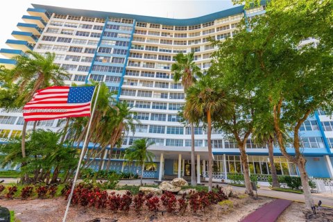 Condo in Miami Beach, Florida, 2 bedrooms  № 1995699 - photo 12