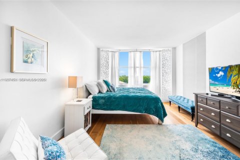 Condo in Miami Beach, Florida, 2 bedrooms  № 1995699 - photo 8