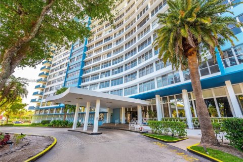 Condo in Miami Beach, Florida, 2 bedrooms  № 1995699 - photo 13