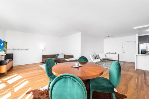 Condo in Miami Beach, Florida, 2 bedrooms  № 1995699 - photo 18