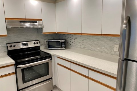 Снять в аренду кондоминиум в Пемброк-Пайнс, Флорида 1 спальня, 78.04м2, № 1990652 - фото 3