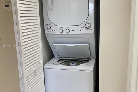 Снять в аренду кондоминиум в Пемброк-Пайнс, Флорида 1 спальня, 78.04м2, № 1990652 - фото 13