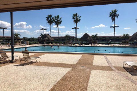 Снять в аренду кондоминиум в Пемброк-Пайнс, Флорида 1 спальня, 78.04м2, № 1990652 - фото 18