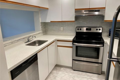 Снять в аренду кондоминиум в Пемброк-Пайнс, Флорида 1 спальня, 78.04м2, № 1990652 - фото 1