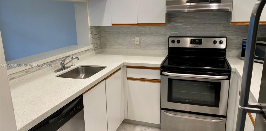 Кондоминиум с 1 спальней в Пемброк-Пайнс, Флорида № 1990652