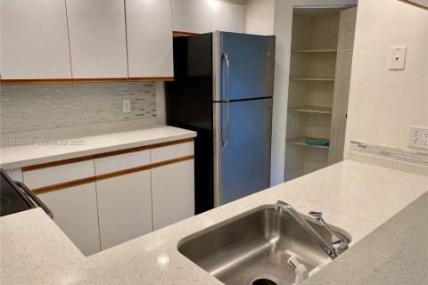 Снять в аренду кондоминиум в Пемброк-Пайнс, Флорида 1 спальня, 78.04м2, № 1990652 - фото 2