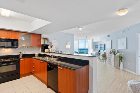 Condo in Sunny Isles Beach, Florida, 1 bedroom  № 1981176 - photo 14