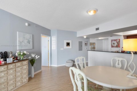 Condo in Sunny Isles Beach, Florida, 1 bedroom  № 1981176 - photo 11