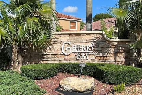 Villa ou maison à Pembroke Pines, Floride 3 chambres, 135.54 m2 № 2048778