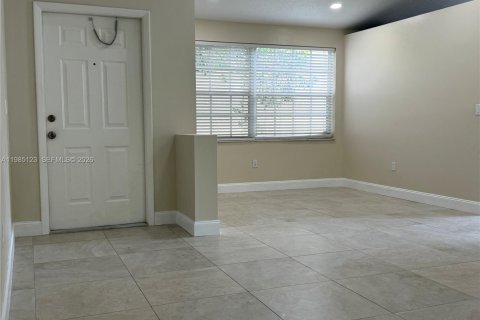 Villa ou maison à louer à Pembroke Pines, Floride: 3 chambres, 135.54 m2 № 2048778 - photo 3