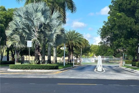 Villa ou maison à louer à Pembroke Pines, Floride: 3 chambres, 135.54 m2 № 2048778 - photo 2