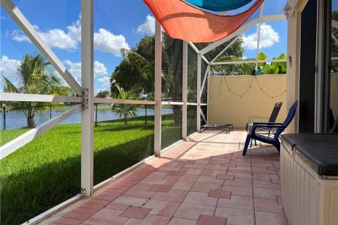 Villa ou maison à louer à Pembroke Pines, Floride: 3 chambres, 135.54 m2 № 2048778 - photo 13
