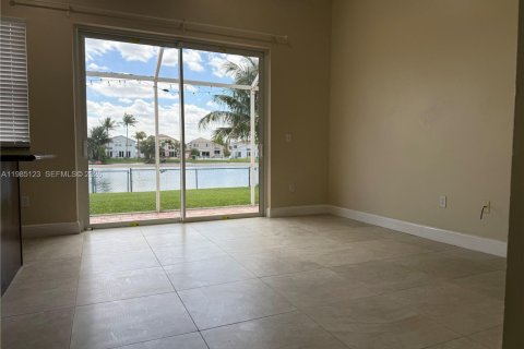 Villa ou maison à louer à Pembroke Pines, Floride: 3 chambres, 135.54 m2 № 2048778 - photo 6