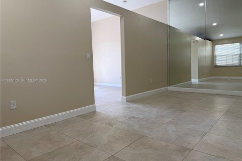 Villa ou maison à louer à Pembroke Pines, Floride: 3 chambres, 135.54 m2 № 2048778 - photo 4