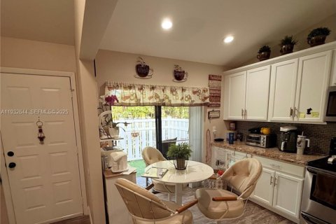 Condo in Coconut Creek, Florida, 2 bedrooms  № 1991573 - photo 5