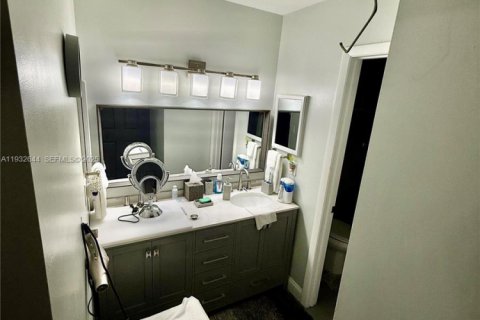 Condo in Coconut Creek, Florida, 2 bedrooms  № 1991573 - photo 14