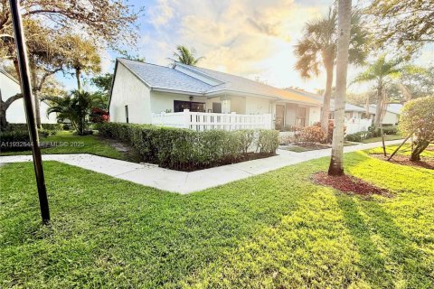 Condo in Coconut Creek, Florida, 2 bedrooms  № 1991573 - photo 2