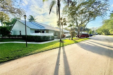 Condo in Coconut Creek, Florida, 2 bedrooms  № 1991573 - photo 1