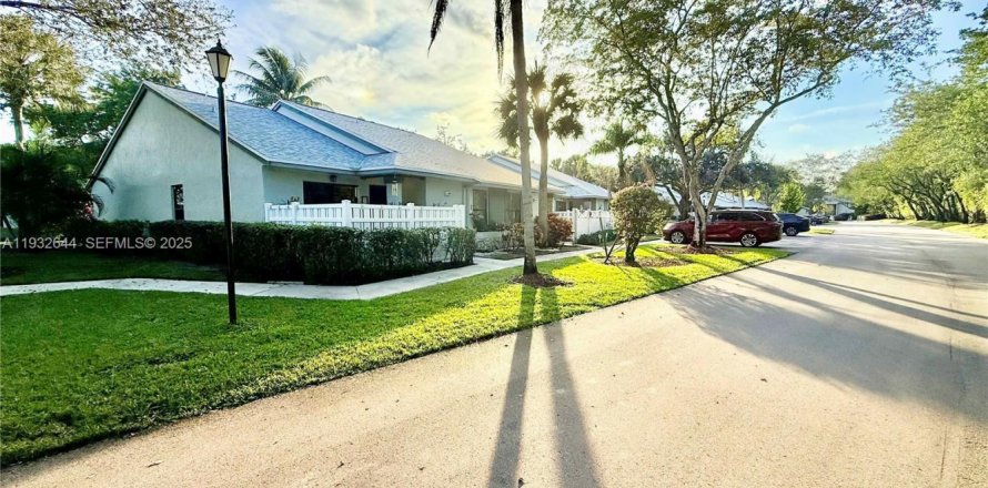 Condo in Coconut Creek, Florida, 2 bedrooms  № 1991573