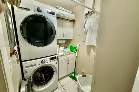 Condo in Coconut Creek, Florida, 2 bedrooms  № 1991573 - photo 16