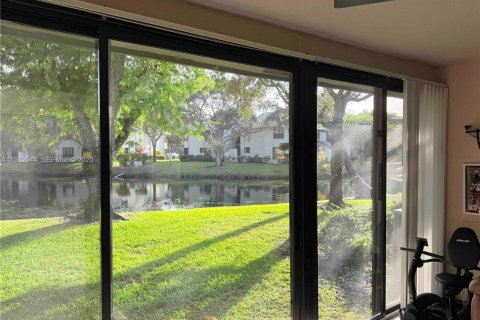 Condo in Coconut Creek, Florida, 2 bedrooms  № 1991573 - photo 18