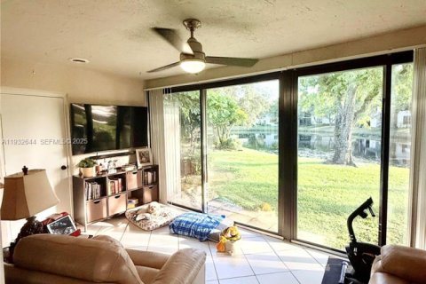 Condo in Coconut Creek, Florida, 2 bedrooms  № 1991573 - photo 17