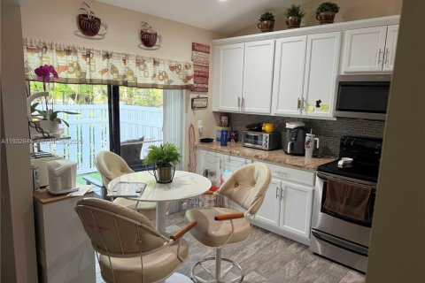 Condo in Coconut Creek, Florida, 2 bedrooms  № 1991573 - photo 4