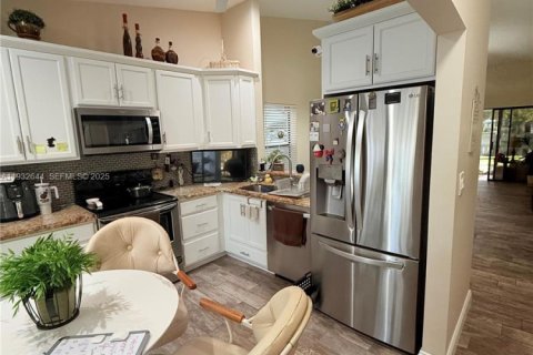 Condo in Coconut Creek, Florida, 2 bedrooms  № 1991573 - photo 3