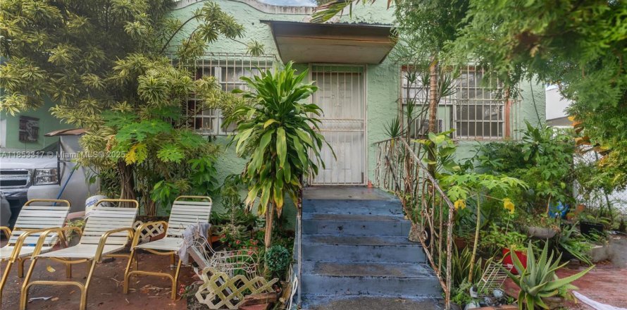 House in Miami, Florida 3 bedrooms, 160.91 sq.m. № 1880115